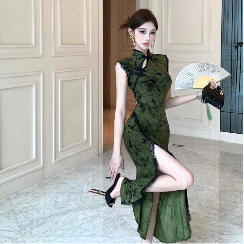 New Chinese-Style Retro Green Improved Cheongsam Dress with Elegant and Graceful Slit Design, Perfect for Summer 2026 New Chinese-Style Retro Green Improved Cheongsam Dress with Elegant and Graceful Slit Design, Perfect for Summer 2026