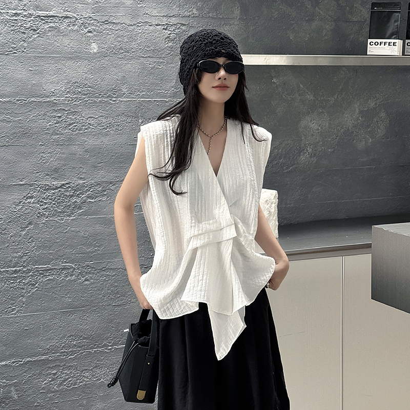2026 Summer New Loose Irregular Fashion Sleeveless Shirt Hong Kong Style Niche Design Pleated Craft Vest 2026 Summer New Loose Irregular Fashion Sleeveless Shirt Hong Kong Style Niche Design Pleated Craft Vest