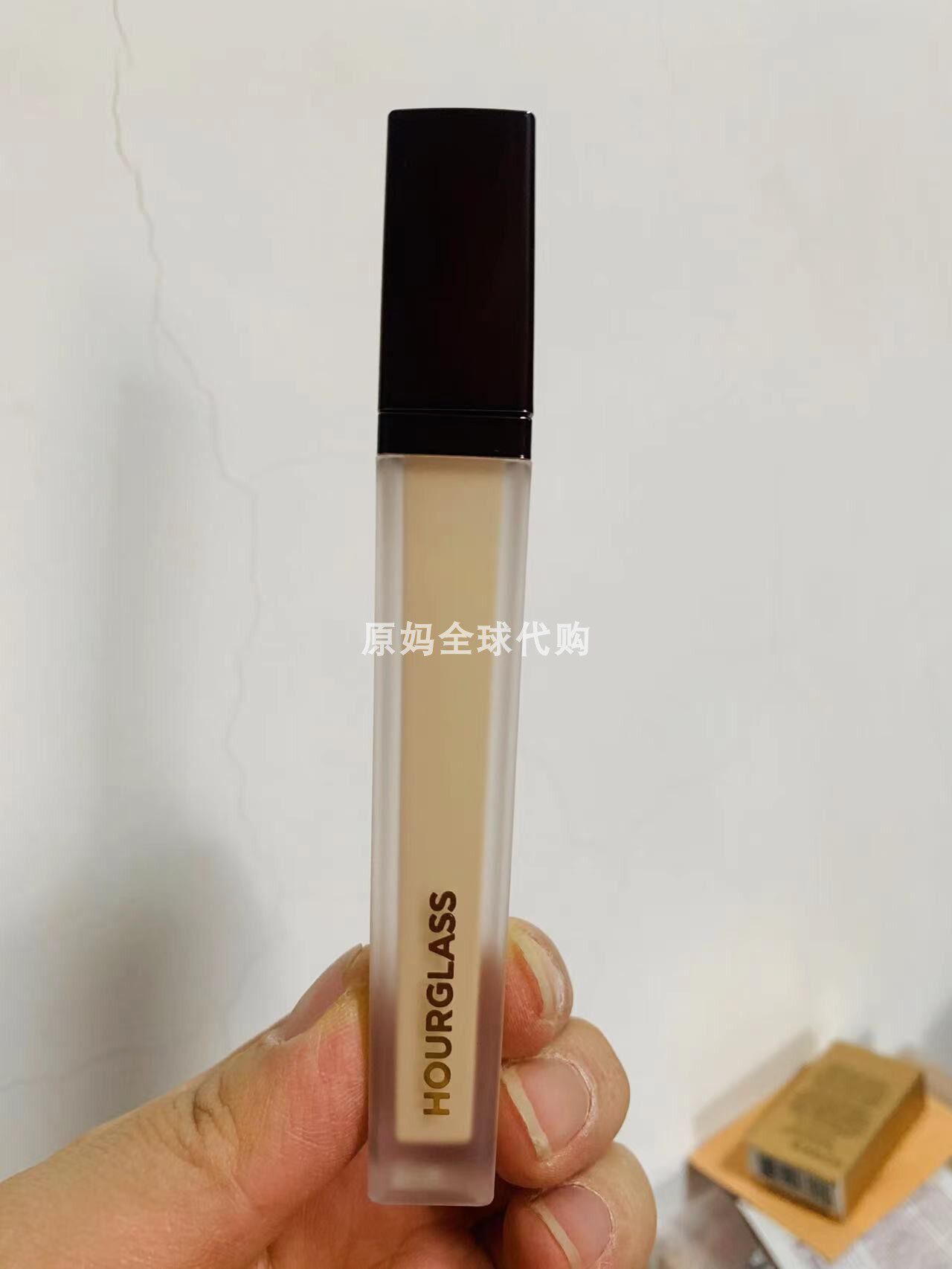 The American Hourglass Concealer has a flawless flawless eye ring