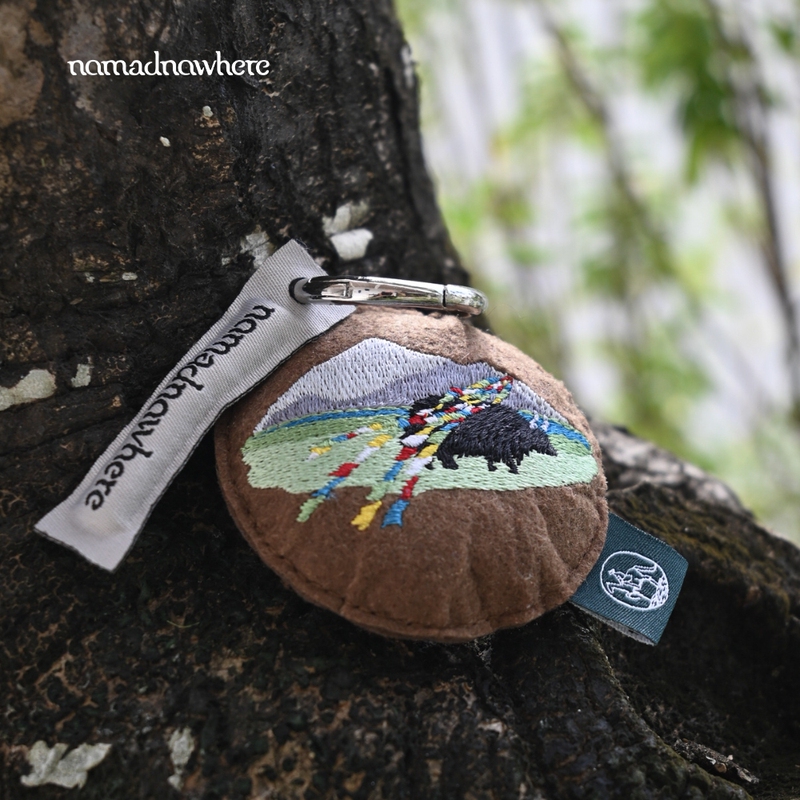Tibetan Artist Yang Pei Co-Branded the Embroidered Snow Mountain Yak Prayer Flag Hiking Pendant Called "The Walker Is the Guardian."
