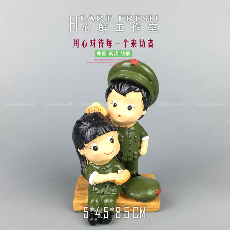 RW233 simulation character model in the 1970s during the Cultural Revolution love military uniform men and women married combing hair scene ornaments