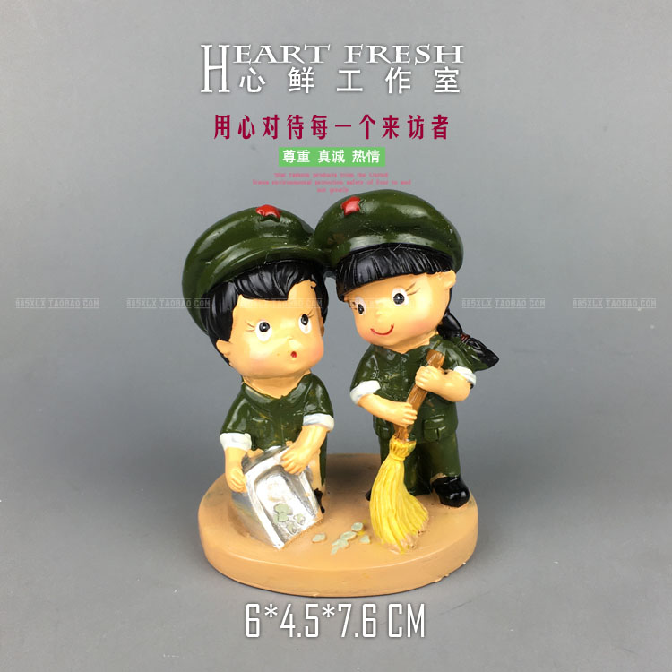RW232 simulation character model during the Cultural Revolution nostalgic male and female students sweeping the floor love friendship retro resin ornaments