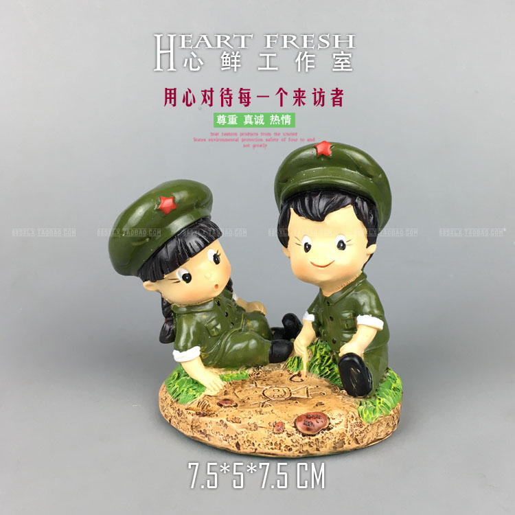 RW233 simulation character model nostalgic retro 7080s friendship boy and girl drawing and writing scene on the ground