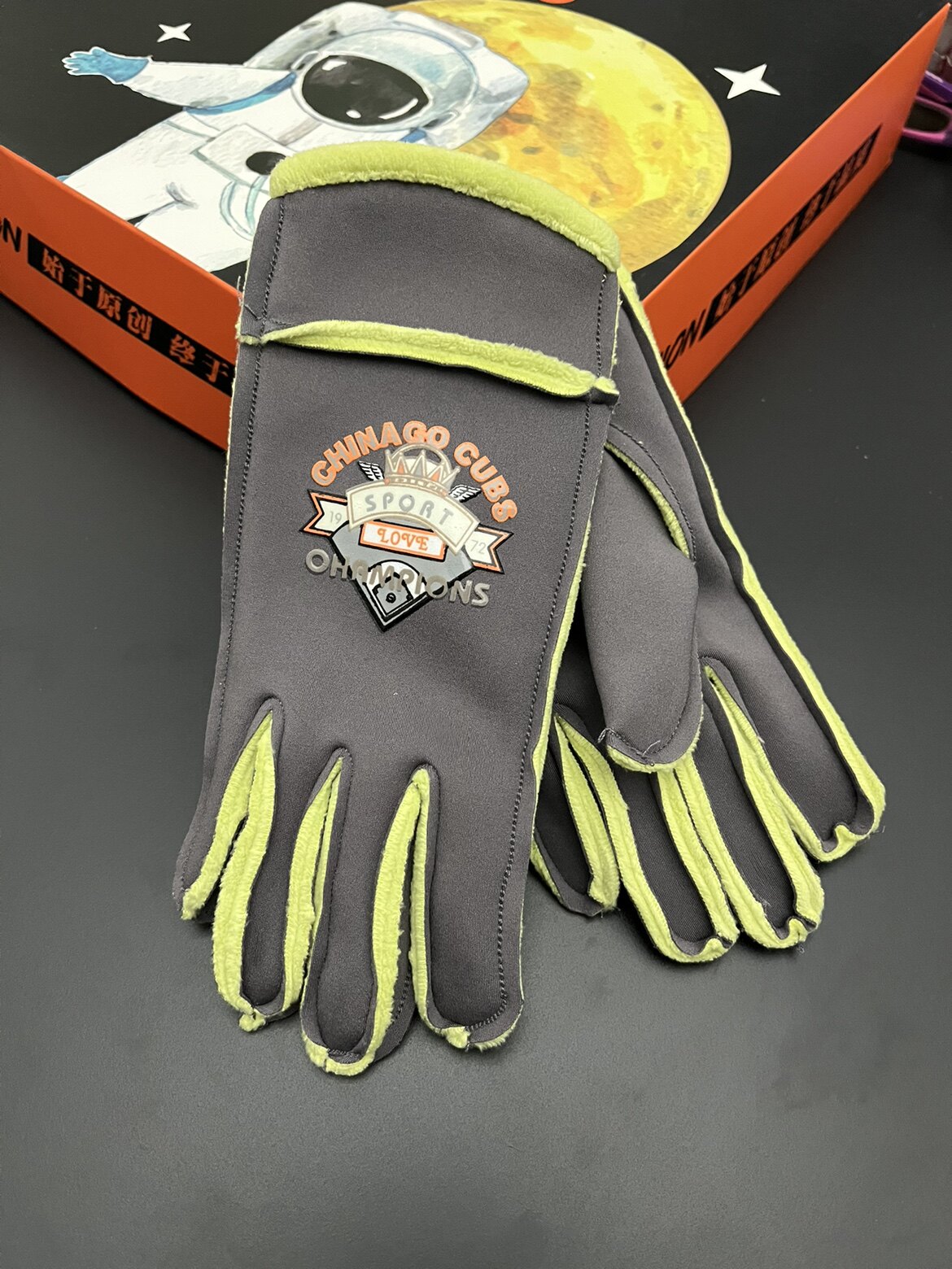 New children's warm gloves in autumn and winter