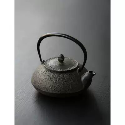 Spot Japan original imported Southern Iron pine leaves 0 6 liters Tea Ceremony boiled water Tea dual-purpose small iron pot