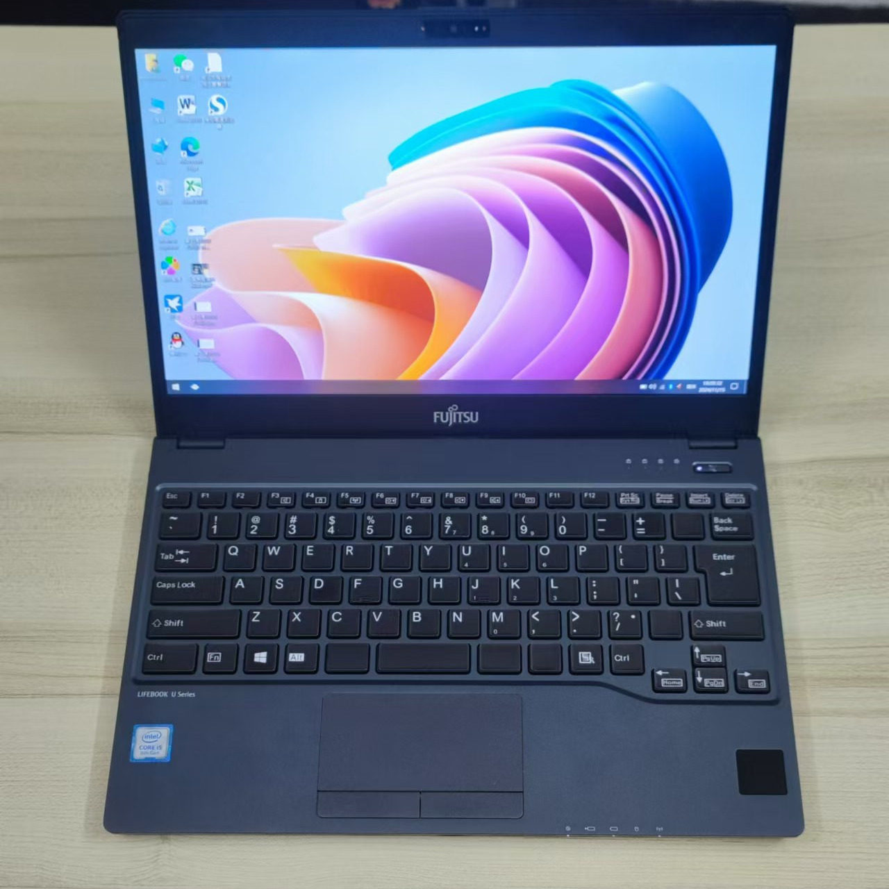 Ноутбук Fujitsu U939 U938 - это ультратонкий и портативный 13-дюймовый студенческий офисный ноутбук весом всего 800 граммов