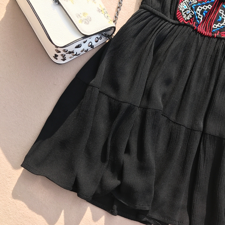 Mùa hè Hàn Quốc phiên bản của gió quốc gia thêu retro tính khí in ấn là mỏng kỳ nghỉ sexy treo cổ yếm trong ăn mặc đầm ôm body