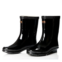 Двойные деньги в униформных дождевых сапогах