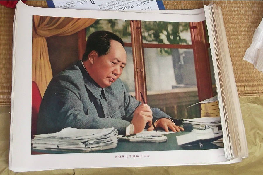 Mao Zedong Chairman Mao office approval documents writing propaganda painting old version of the real 67 years of the United States version four open