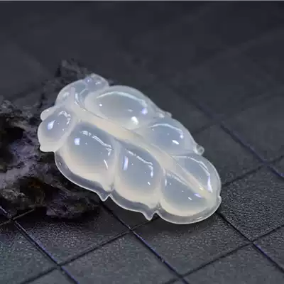 Yang Yujia Yunnan Longling Natural Huanglongyu Bingbaiyang Yanhe Old Material Business has become a golden branch jade leaf pendant