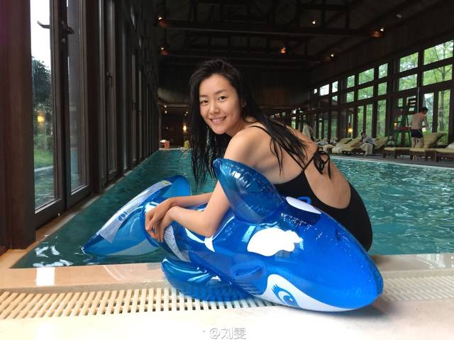 ຊຸດລອຍນ້ຳແບບດຽວກັນຂອງ Liu Wen ຢູໂຣບ ແລະ ອາເມລິກາ sexy backless triangle one-piece swimsuit temperament mesh slimming women's swimsuit