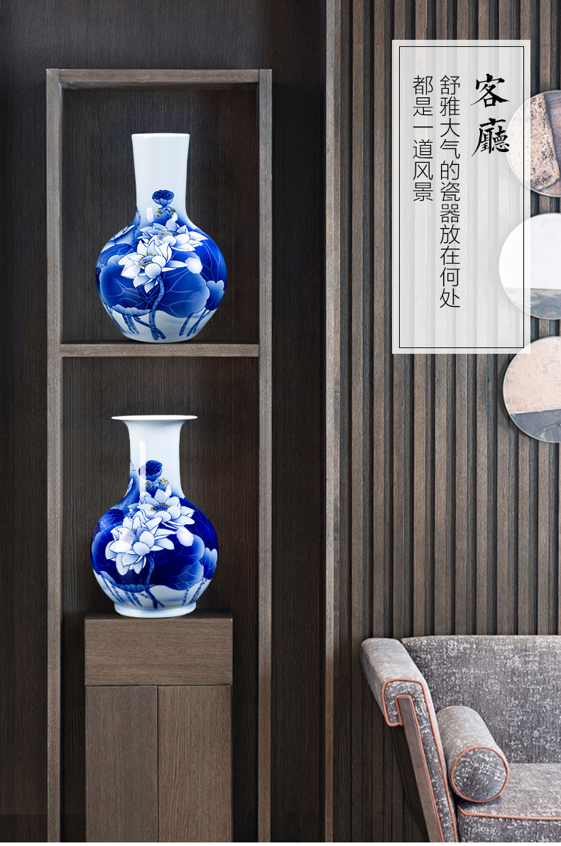 Hand - made white lotus flower vase of blue and white porcelain of jingdezhen ceramics living room TV cabinet decoration of Chinese style household furnishing articles