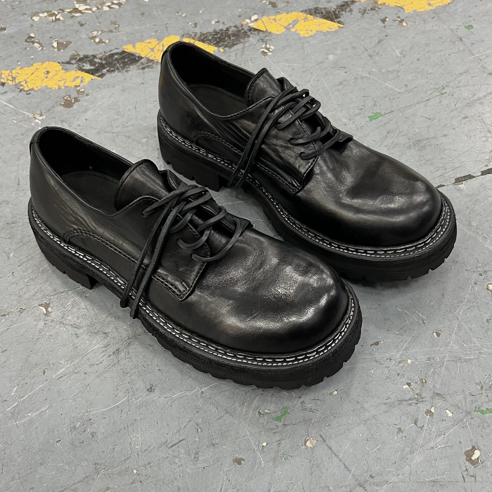 靴 nid de guepes leather shoes Nid De Guepes Native Runner Available Now – Feature