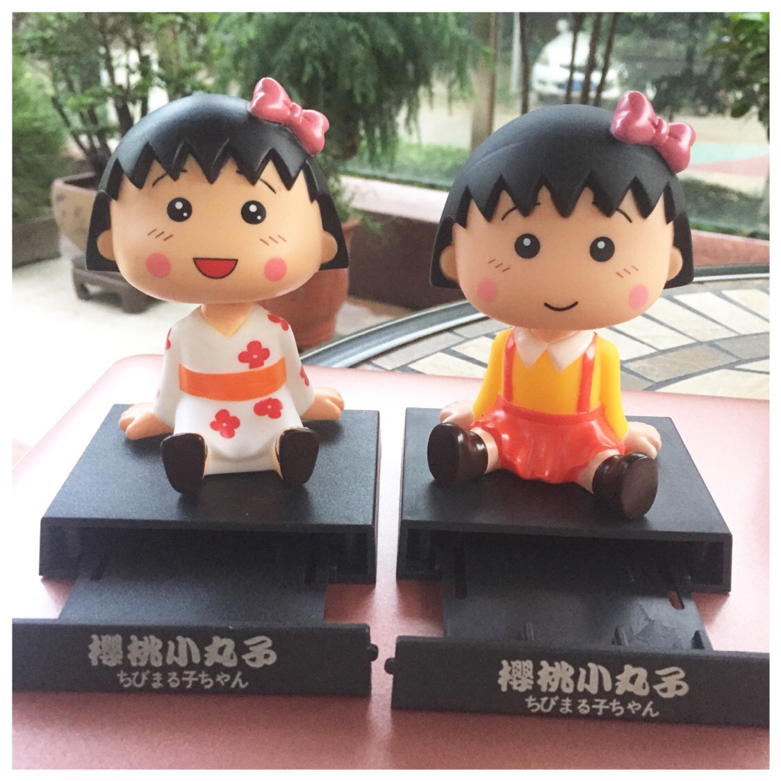Chibi Maruko đồ trang trí xe dễ thương lắc búp bê đầu giữ điện thoại cartoon xe trang trí bảng sáng tạo của mình - Phụ kiện điện thoại trong ô tô giá đỡ điện thoại từ tính