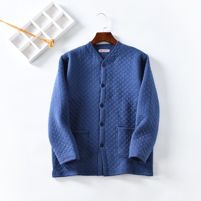 người đàn ông trung niên và người già và phụ nữ nhà ấm cardigan cũ bông lót ấm áo khoác ba lớp bông cardigan.