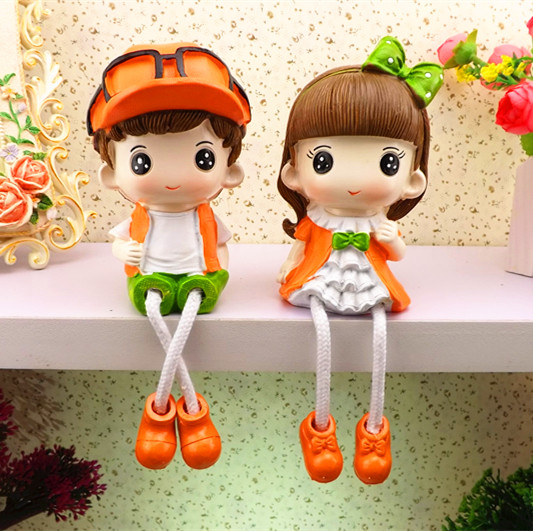 Decoration creative resin living room home decoration decoration wine cabinet Cute cartoon couple hanging foot doll small gift