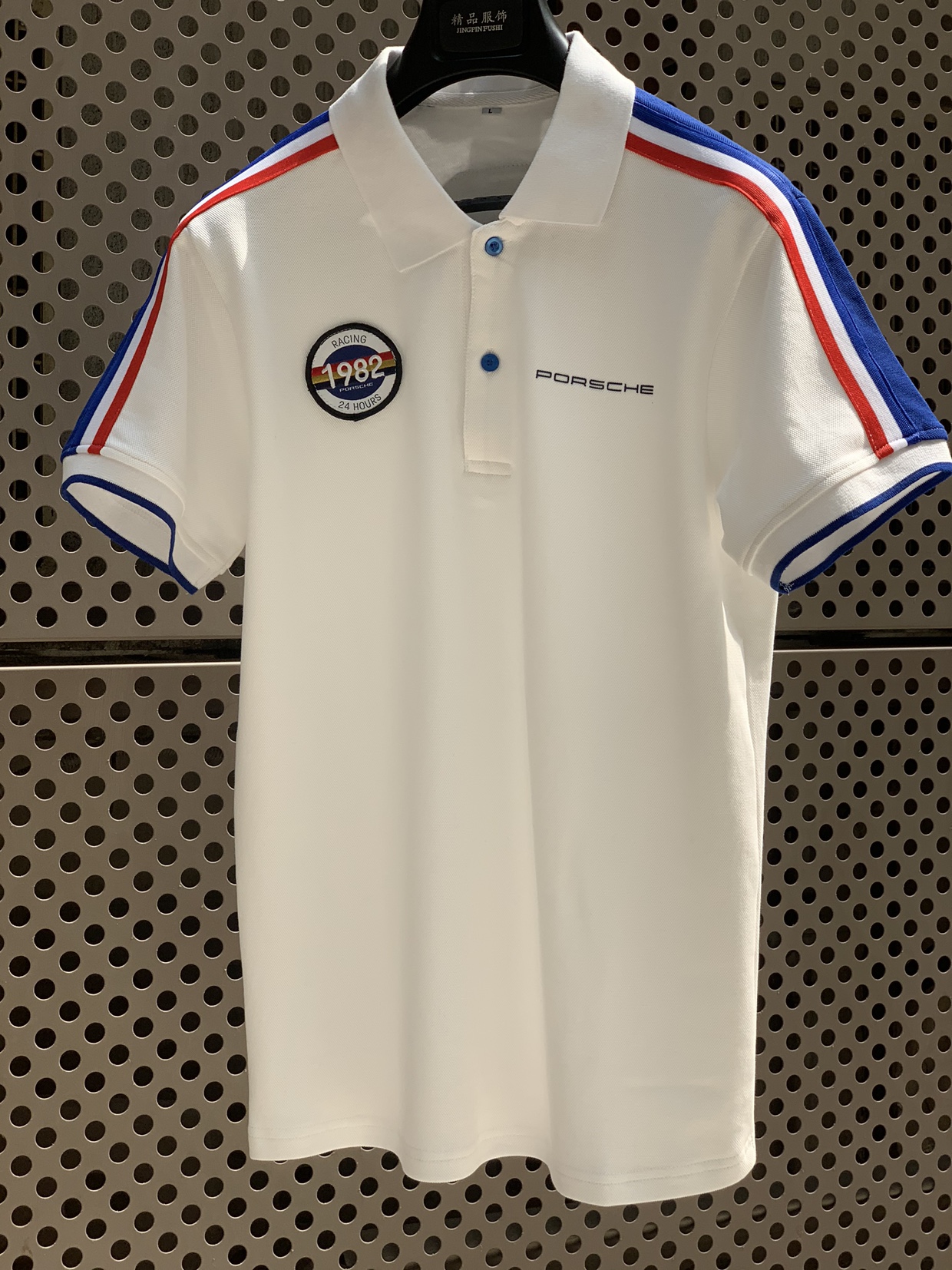 职场装扮中的"隐形"规则：穿工服时如何打造得体发型