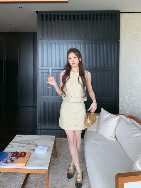 ຫນ້າທໍາອິດ Summer Tencel ແບບຝຣັ່ງ Socialite ດອກ sequin ເສື້ອຢືດແຂນບໍ່ມີແຂນ + ຊຸດກະໂປງສັ້ນຂອງແມ່ຍິງ Summer