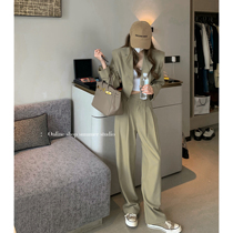 Summer home 2022 new early spring suit design sense niche shoulder shoulder short small suit jacket women two-piece set