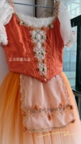 The professional split peasant gauze skirt produced by On-point Ballet is suitable for roles such as Coppelias uncontrollable daughter.