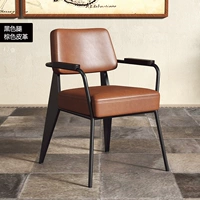 Черная нога коричневая кожа