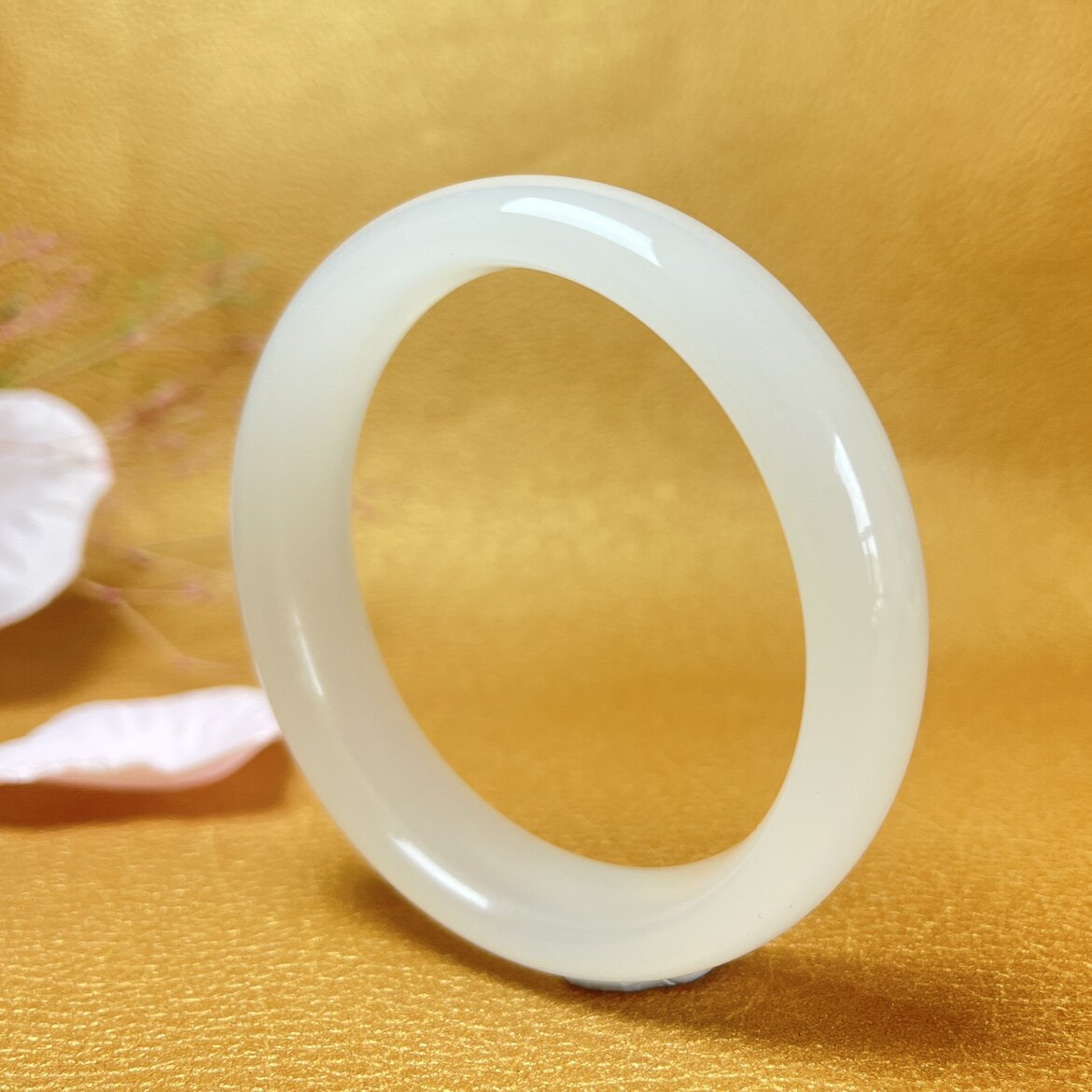 新疆和田玉羊脂玉手镯，羊脂白玉为何如此珍贵？✨深度解读与选购指南