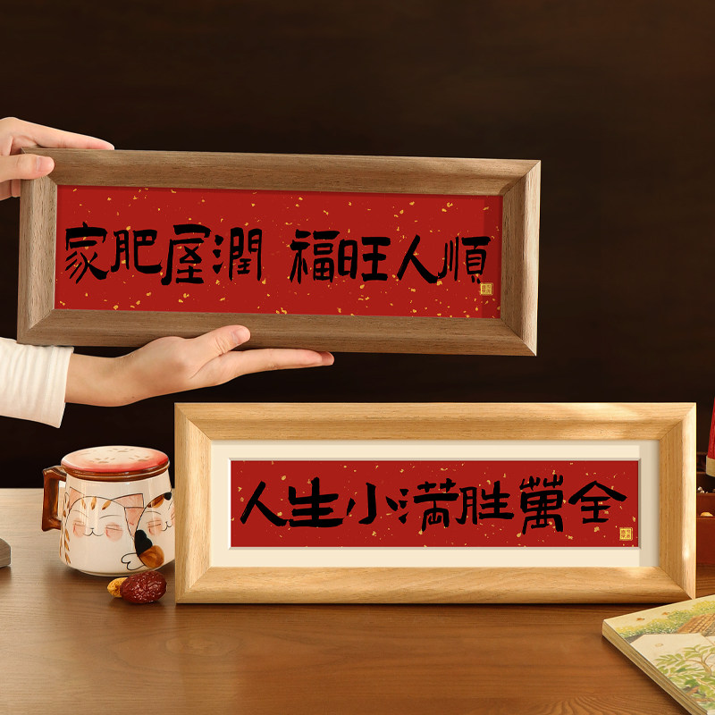 Входное крыльцо украшено орнаментом, телевизионный шкаф, рабочий стол в гостиной, высококлассное ощущение новоселья, новый домашний подарок, серия украшений