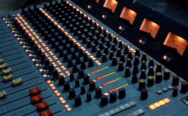 High-end bench for the Tokyo Light Sound TKD Mixer NHK Tailor-made Hall Class collection