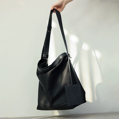 Вместительная и большая сумка на одно плечо