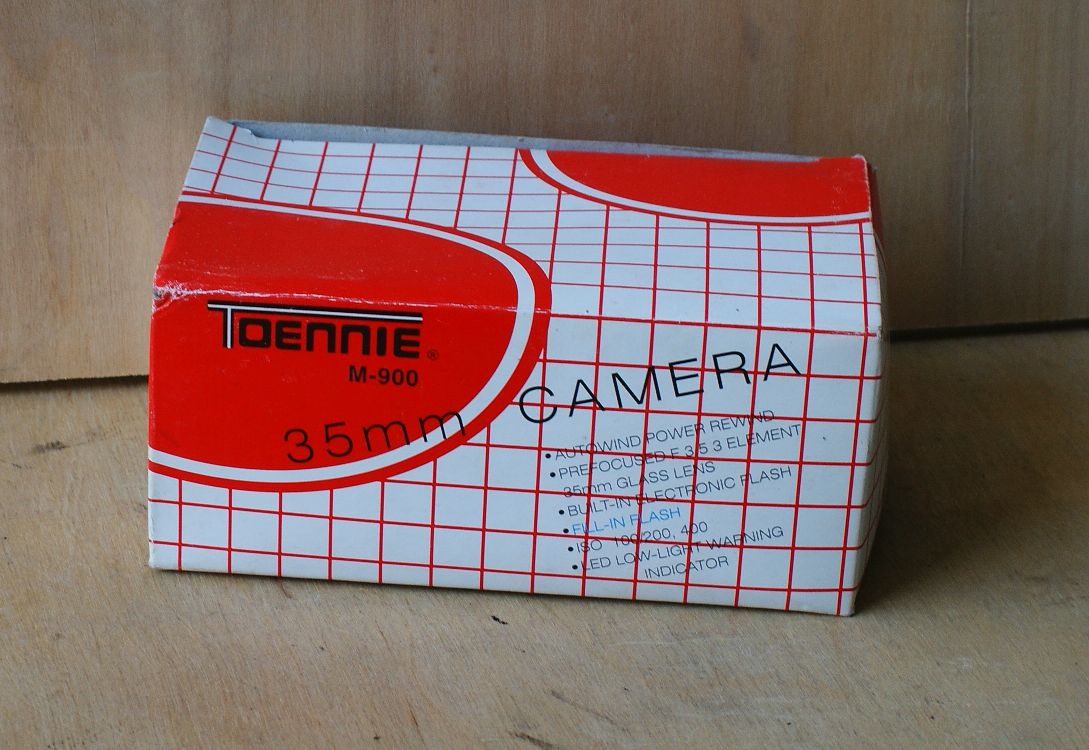 TOENNIE M-900 comes packaged with a brand new but problematic point-and-shoot camera as a prop ornament