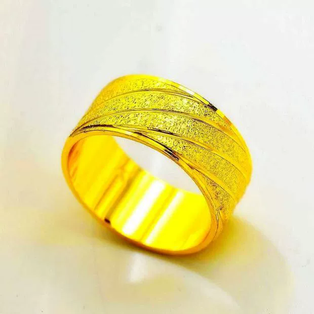 Người bán hàng giới thiệu nhẫn đôi mạ vàng 24K vàng đan chéo bản rộng giả vàng phun cát Việt Nam và vàng Thái Lan không phai - Nhẫn
