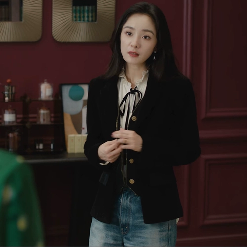 Черная рубашка, бархатный костюм