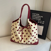 Красный горошек большого размера