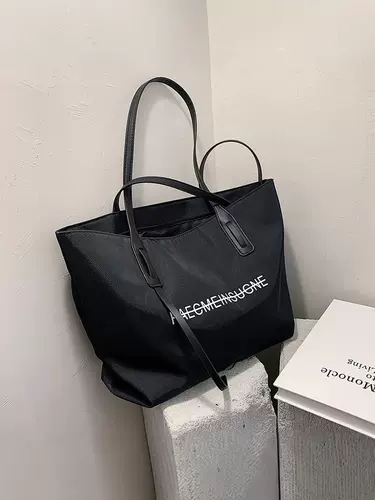 Демисезонная вместительная и большая сумка через плечо