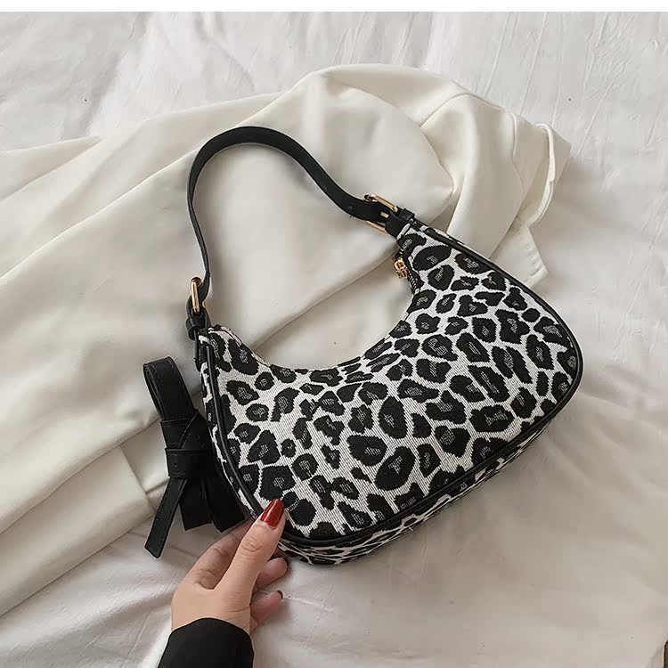 Autumn And Winter Small 2021 New  Messenger Shoulder Underarm Bag Wild Half-moon Bag display picture 4