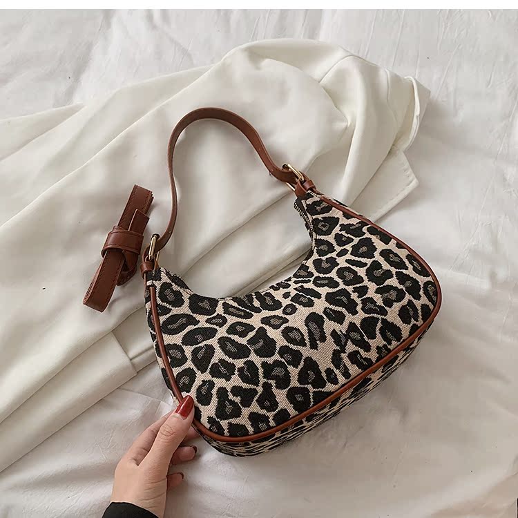 Autumn And Winter Small 2021 New  Messenger Shoulder Underarm Bag Wild Half-moon Bag display picture 2