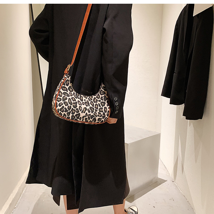 Autumn And Winter Small 2021 New  Messenger Shoulder Underarm Bag Wild Half-moon Bag display picture 10