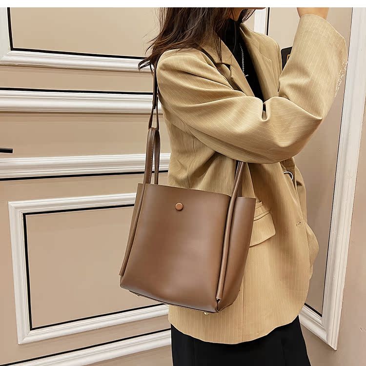 Large-capacity Bag Retro Shoulder Messenger Bag Portable Tote Bucket Bag display picture 14