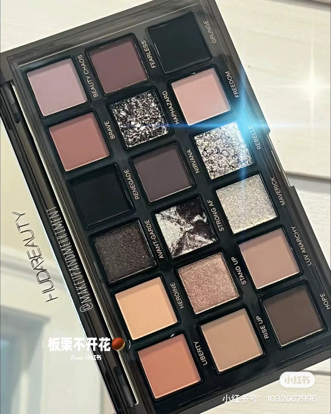 В наличии Huda Beauty 2023 рождественская ограниченная Pretty Grunge палетка теней 18 цветов дымчатый блеск