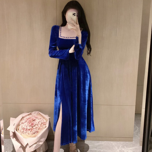 Autumn blue velvet dress of the same style as Di Lieba's stars