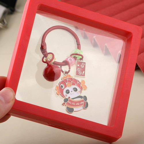 Красная панда процветает, удачлива, улыбается и всегда полна благословений, полна благословений во время Весеннего праздника и новогодних подарков и праздничных брелков.