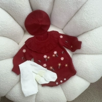 Темно-бордовое боди, берет, колготки