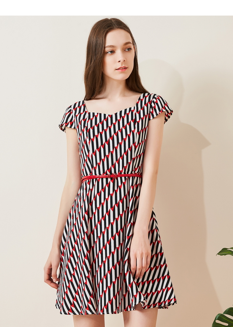 Qiushui Yiren 2018 mùa hè mới của phụ nữ sọc dọc phần ngắn là mỏng bay tay áo Slim dress