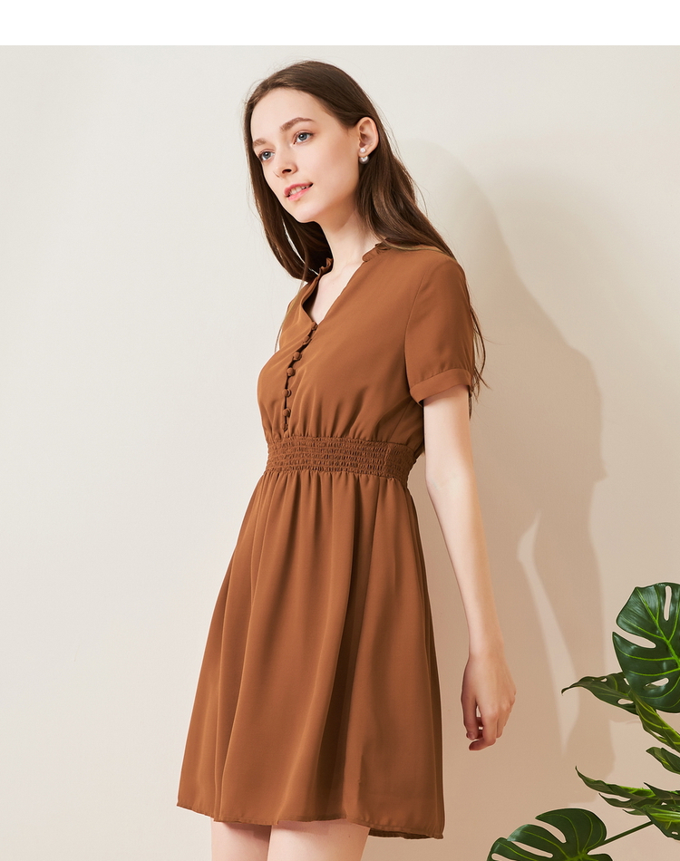 Qiushui Yiren phụ nữ mới của 2018 mùa hè cá tính bằng gỗ nút tai ngắn tay đàn hồi eo Slim dress