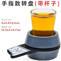 Стакан с вином пальца