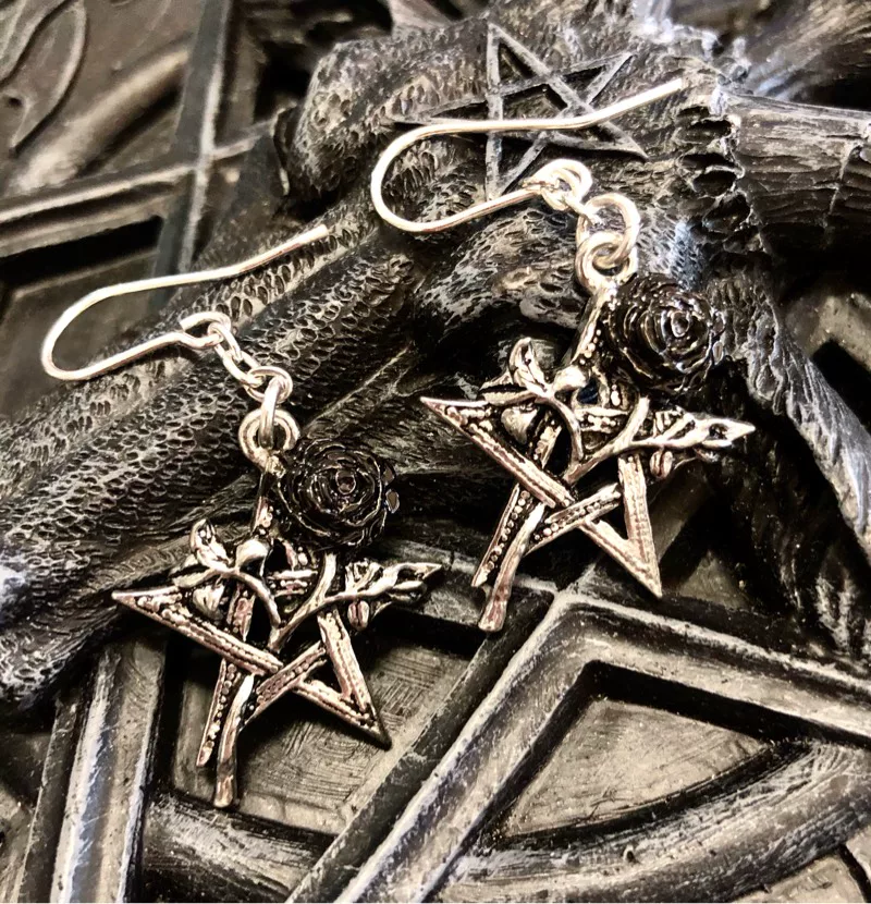 Alchemy Gothic [E402 Ruah Vered чёрная роза пятиконечная звезда рок готика панк серьги]