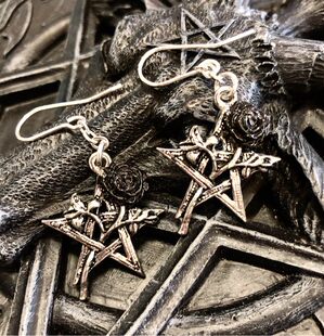 Alchemy Gothic [E402 Ruah Vered чёрная роза пятиконечная звезда рок готика панк серьги]