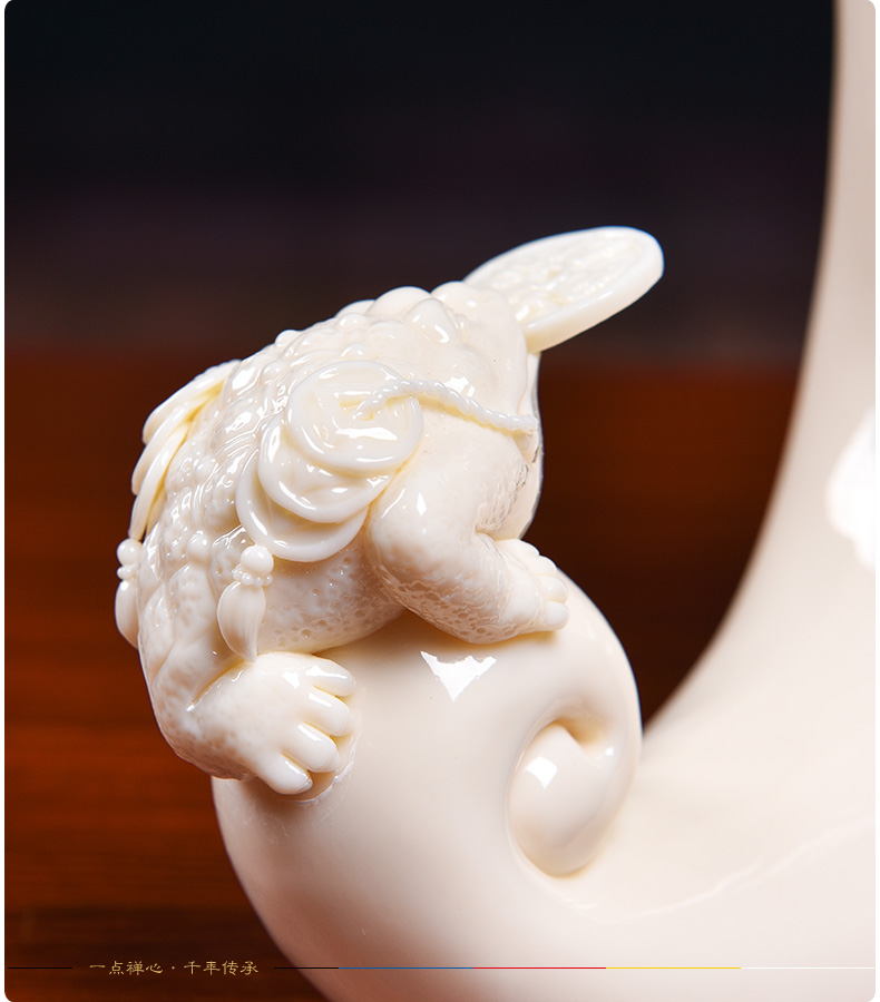 Yutang dai master Lin Jiansheng works at the provincial level study of dehua porcelain carving home furnishing articles f/D03-139