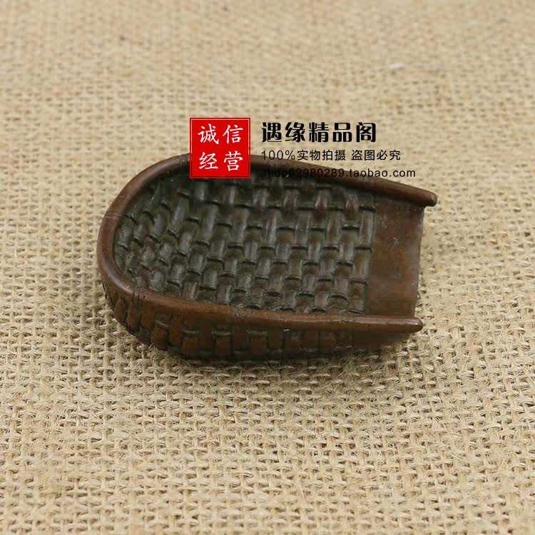 Imitation ancient made of old pure copper red copper small dustpan spider Feng clothes footed bronze sculpture small pendulum piece length 5 5cm