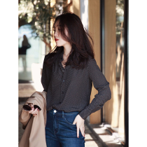 Zhao Xiangjin with a fine - sleeved shirt with a small franc - sized tie - silk with a 10 - minute black and white wavelength dot